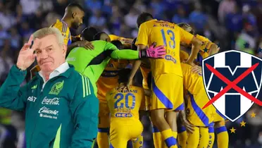 Aguirre con jugadores de Tigres y escudo de Monterrey/FOTO: Récord