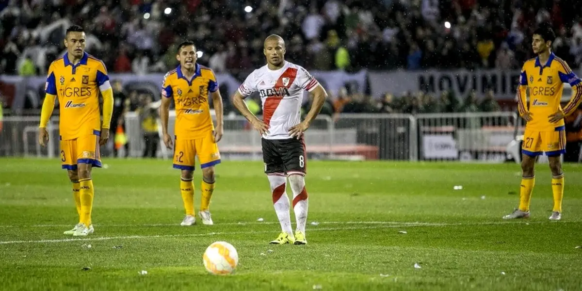 Carlos Sánchez cobrando un penalti en la final / @RiverPlate