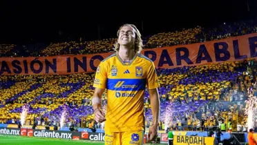 Córdova con la afición de Tigres/FOTO: Fútbol Total