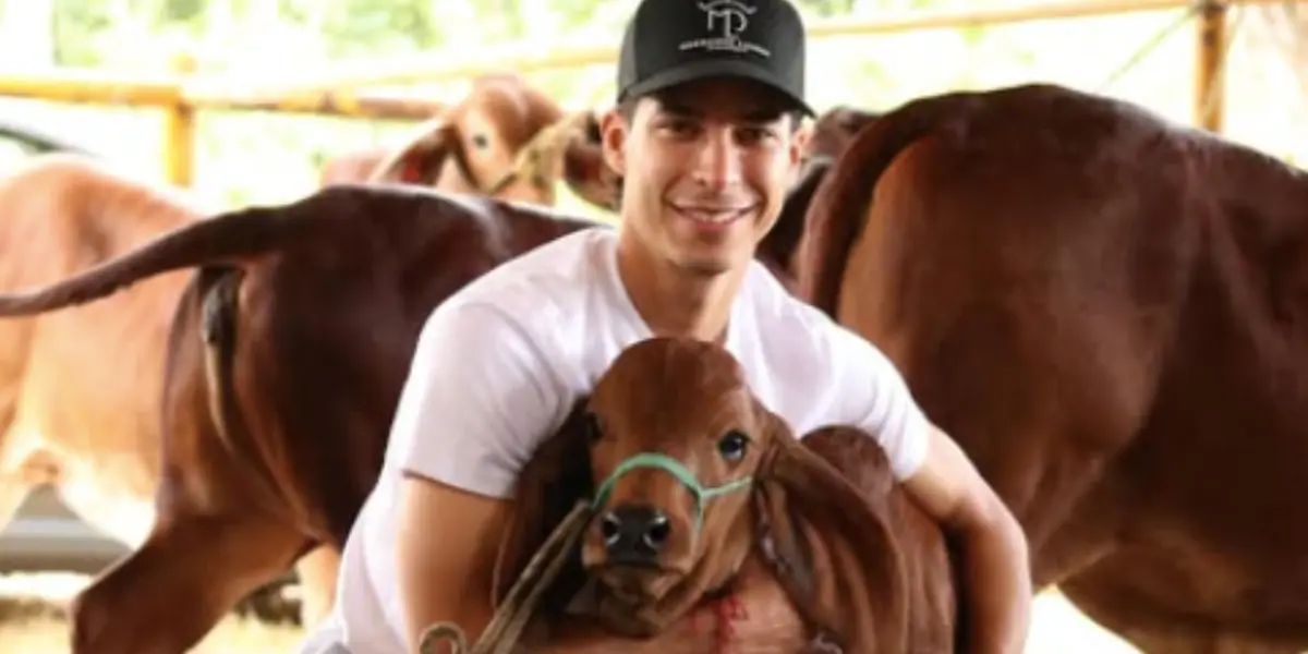 Diego junto con su ganado / Foto: IG: hermanoslainezganaderiamx