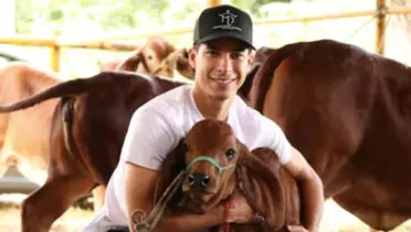 Diego junto con su ganado / Foto: IG: hermanoslainezganaderiamx