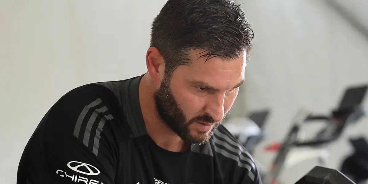 El francés sorprendió a todos con el auto que llegó manejando a la práctica de los felinos