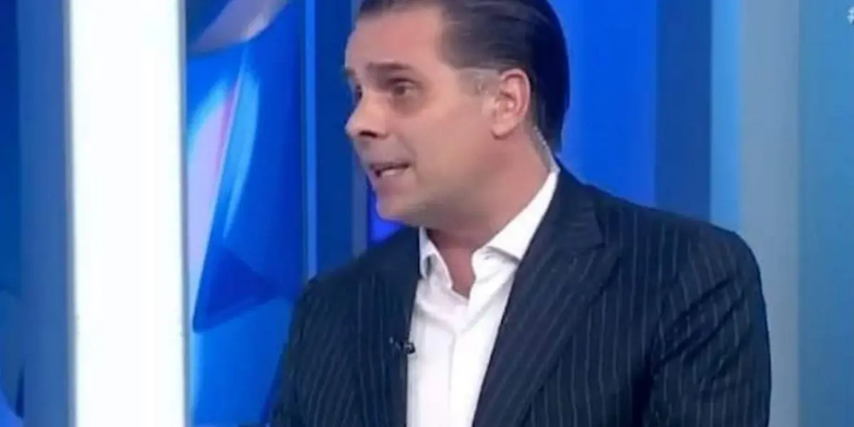 El narrador de TV Azteca apareció en el palco del estadio para el choque de los felinos de este martes