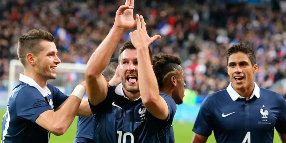 Gignac celebrando gol con Francia haciendo la seña de la porrra / Foto: X