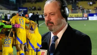 Gómez Junco y jugadores de Tigres/FOTO: Futbol Total