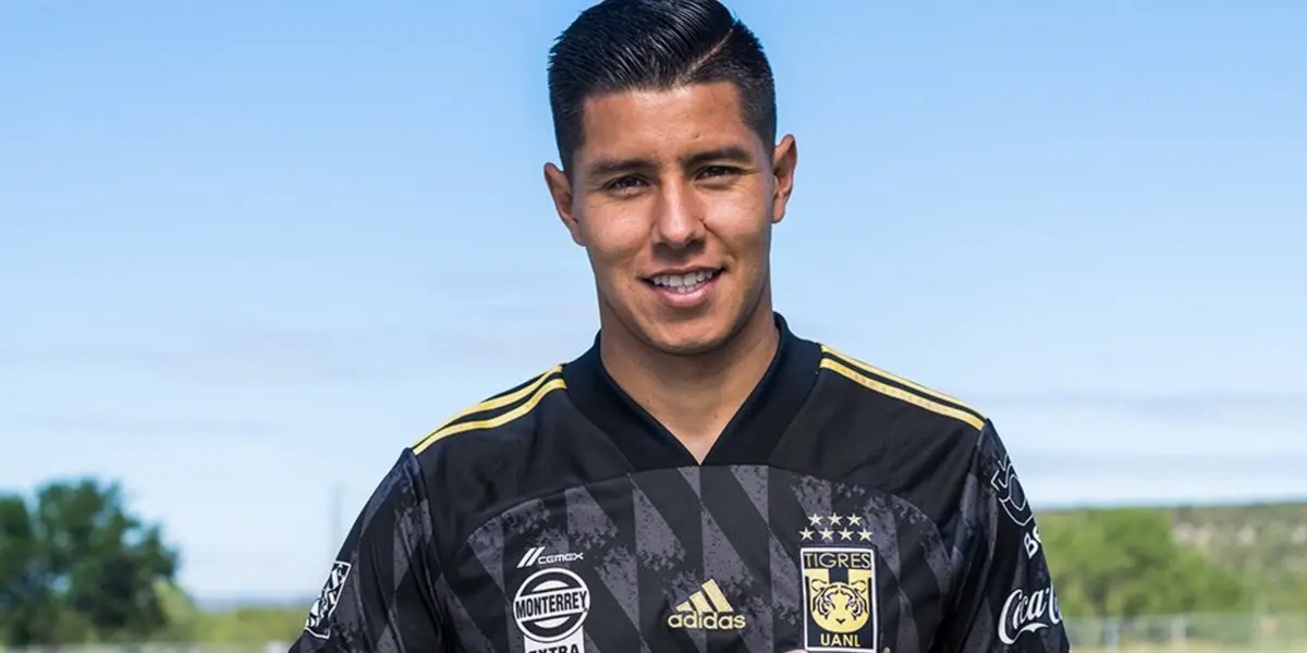 Hugo Ayala con la playera de Tigres / @hugoac_4