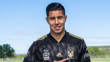 Hugo Ayala con la playera de Tigres / @hugoac_4