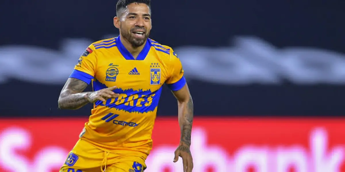 Javier Aquino en un partido con Tigres (FUENTE: TV Azteca)