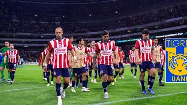Jugadores de Chivas y el escudo de Tigres/FOTO: FDP Radio