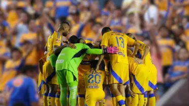 Jugadores de Tigres con su afición/FOTO: Futbol Total