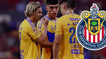 Jugadores de Tigres y escudo de Chivas/FOTO: Tigres