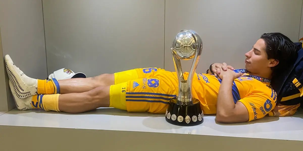 Lainez con el trofeo de Campeón / @DiegoLainez10