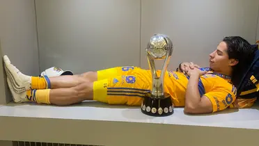 Lainez con el trofeo de Campeón / @DiegoLainez10