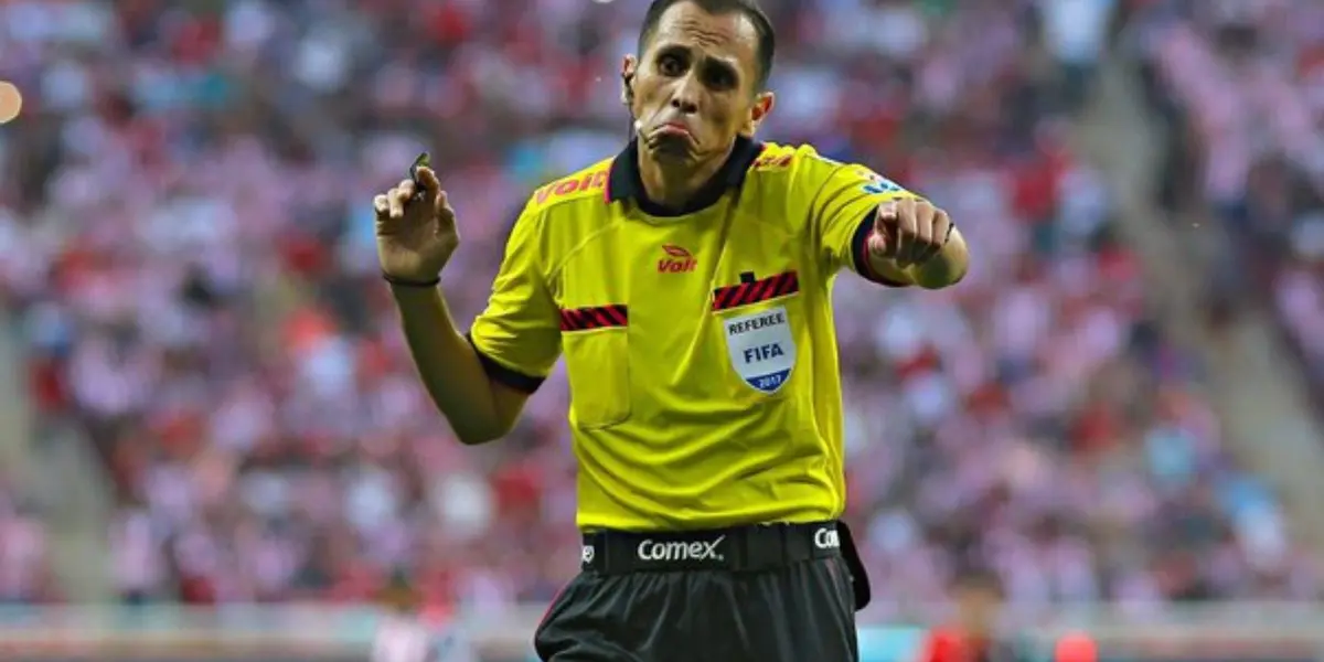 Luis Enrique Santander es el árbitro de este partido ante San Luis.