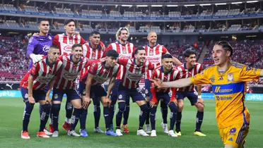 Marcelo Flores con jugadores de Chivas/FOTO: X Chivas