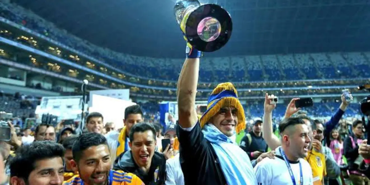 Nahuel levantando el trofeo en el BBVA / @TigresOficial