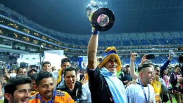Nahuel levantando el trofeo en el BBVA / @TigresOficial