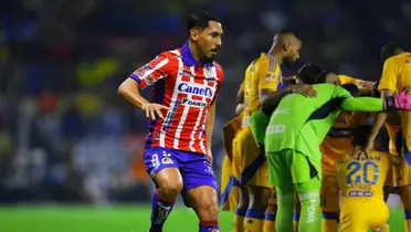 Ricardo Chávez y jugadores de Tigres/FOTO: Transfermarkt