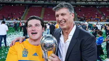 Samuel Garcia con el trofeo y Robert Dante Siboldi / @Samuelgarcias