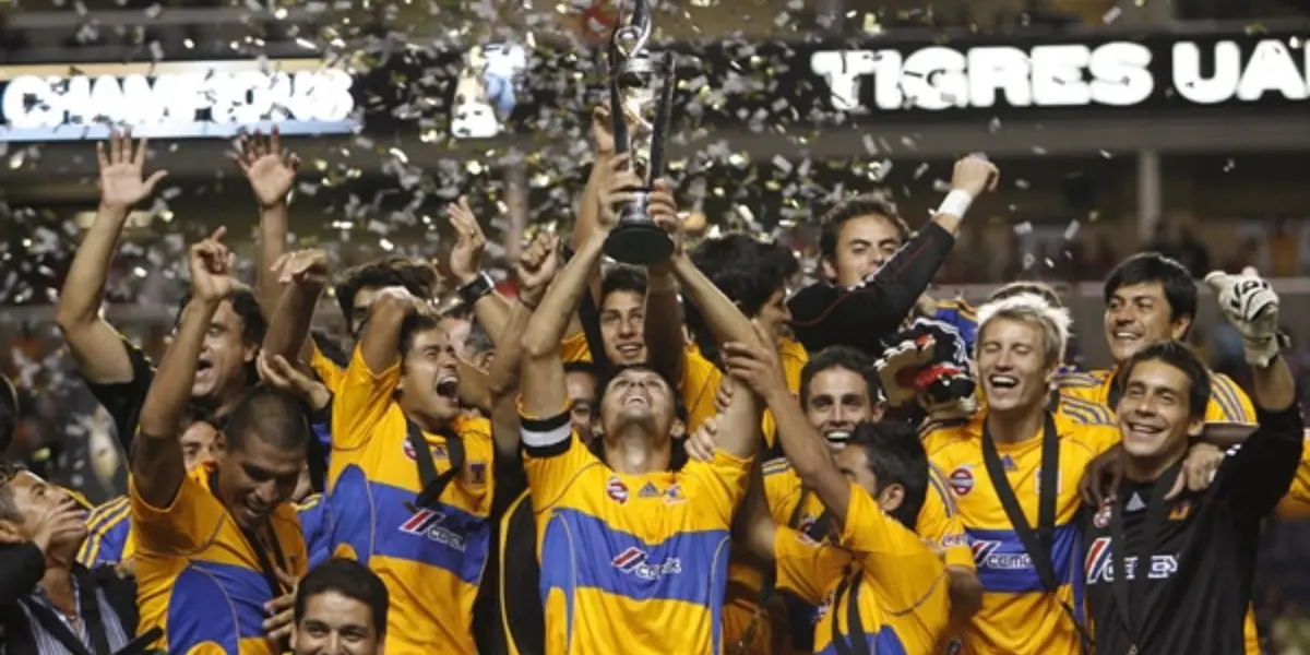 Tigres levantando la Copa en el Toyota Park / @MedioTiempo