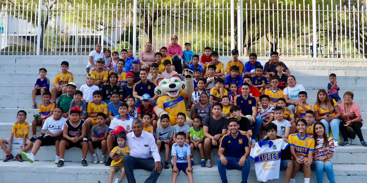 Tres jugadores del plantel convivieron con niños y jóvenes.
